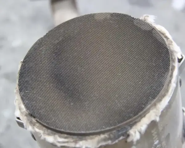 Filtr cząstek stałych (DPF) w silniku CRDI. Siatka z tysiącami małych otworów, która zatrzymuje sadzę.