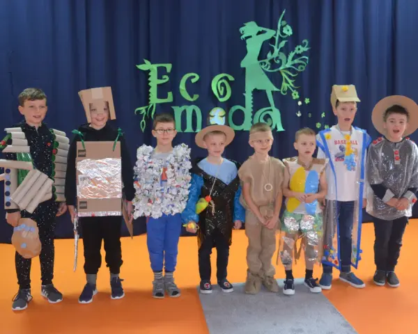 Strój z recyklingu dla chłopca: Eko zabawa i efekt WOW!
