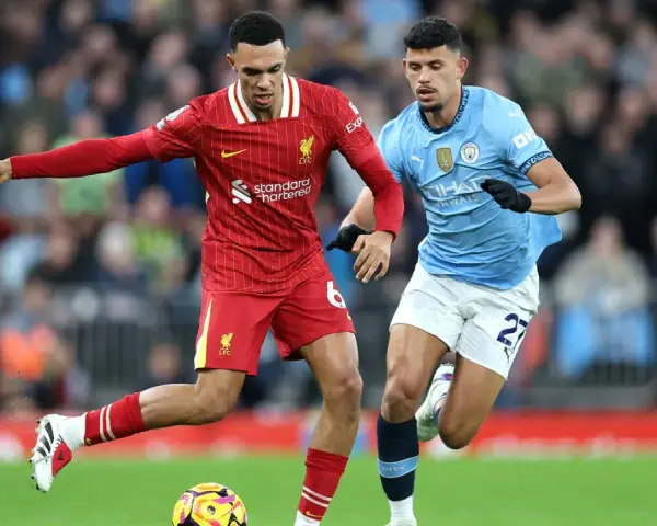 Jugadores del Liverpool y Manchester City en acción. Las alineaciones de Manchester City contra Liverpool FC se definen en el campo.