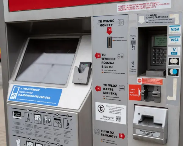 Jak kupić bilet na metro w Warszawie? Automaty oferują zakup kart miejskich, biletów czasowych i doładowań. Płać gotówką lub kartą.