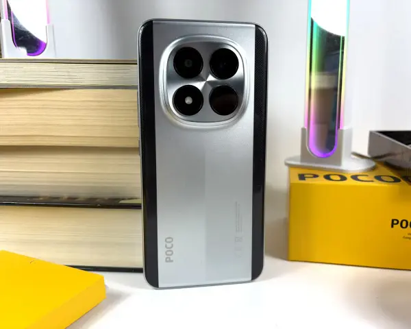 Srebrny POCO z czterema aparatami. Dowiedz się, jak wyłączyć reklamy w Xiaomi, by cieszyć się czystym interfejsem.