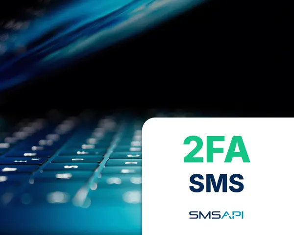 Klawiatura laptopa w niebieskim świetle. Obok tekst: 2FA SMS, SMSAPI. Dowiedz się, 2fa co to jest i jak chroni Twoje dane.