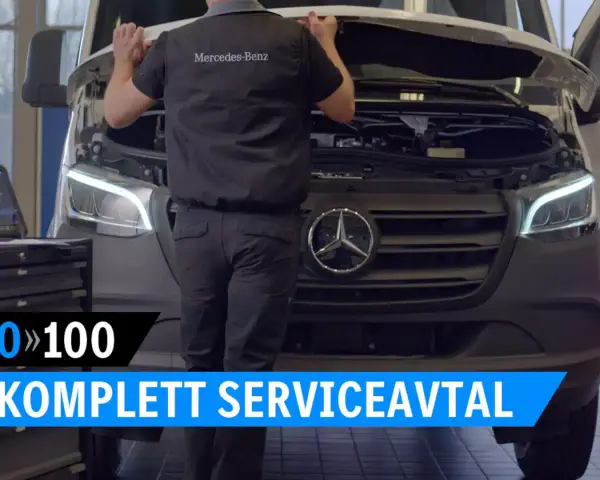 Mekaniker utför service på en Mercedes-Benz skåpbil. Texten "KOMPLETT SERVICEAVTAL" syns.