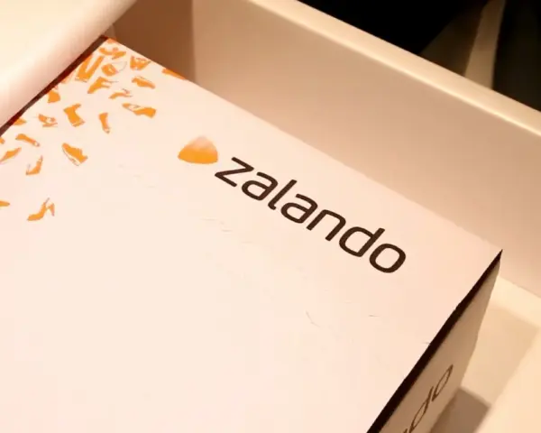 Pudełko Zalando Lounge z motywem butów. Zastanawiasz się, ile czasu na zwrot? Sprawdź regulamin!