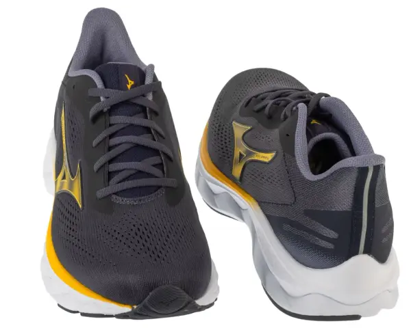 Dwa buty do biegania Mizuno w kolorze grafitowym z żółtymi akcentami. Mizuno to znana firma sportowa.