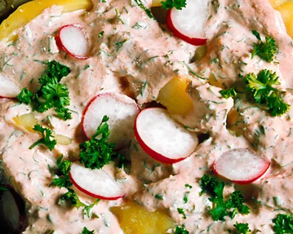 En krämig potatissallad med rädisor och dill, ser ut att vara den godaste potatissalladen någonsin!