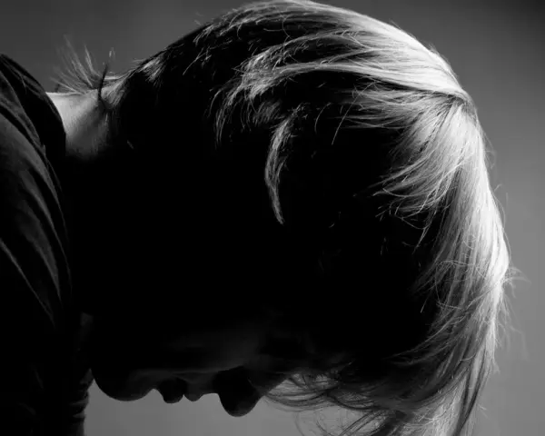 Nerwica eklezjogenna objawy – jak rozpoznać lęki religijne?