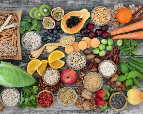 Assortiment de fruits, légumes, céréales et noix, riches en fibres solubles.