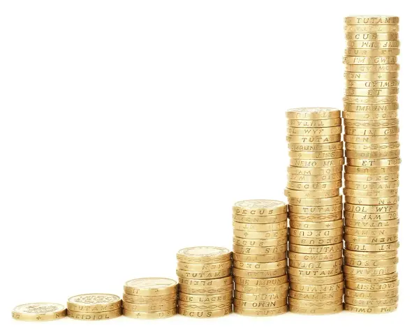 Rosnące stosy monet symbolizują rozwój i sukces finansowy, jak w Svea Ekonomi.