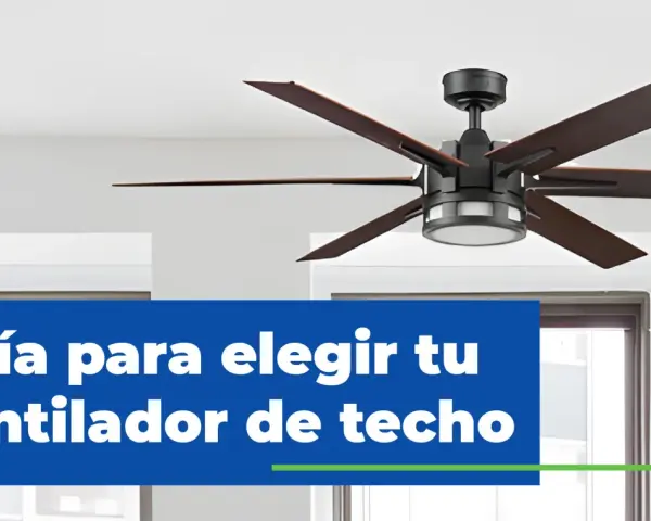 Guía para elegir tu ventilador de techo. Un ventilador moderno de seis aspas de madera oscura cuelga del techo, con una luz integrada.