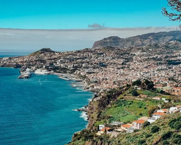 Widok na Funchal, Madera. Wrzesień to idealny czas na zwiedzanie, gdy temperatura jest przyjemna, a słońce świeci nad miastem i oceanem.