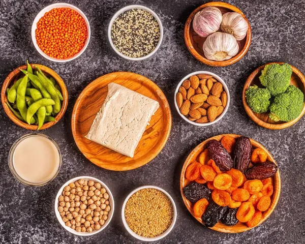 Kompozycja produktów bogatych w estrogen: soczewica, edamame, migdały, siemię lniane, ciecierzyca, sezam, brokuły, daktyle, morele, śliwki, czosnek, tahini.