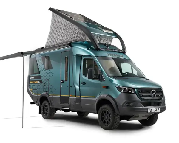 Turkusowy kamper Hymer Venture S z rozkładanym dachem i panelami słonecznymi, gotowy na przygodę.