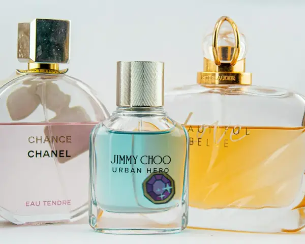 Elegancka klasyczna kolekcja perfum: Chanel Chance Eau Tendre, Jimmy Choo Urban Hero i Estee Lauder Beautiful Belle.