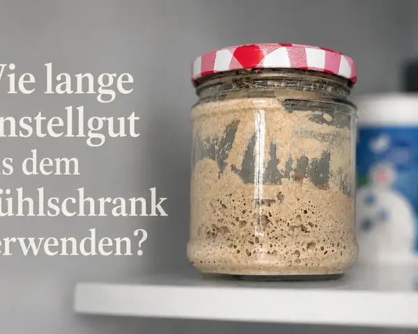 Ein Glas mit Sauerteig, bereit, um das Anstellgut aus dem Kühlschrank zu verwenden.