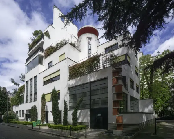 La rue Mallet Stevens, une icône de l'architecture moderne, se dévoile sous un ciel bleu. Ses lignes épurées et ses terrasses végétalisées invitent à la contemplation.