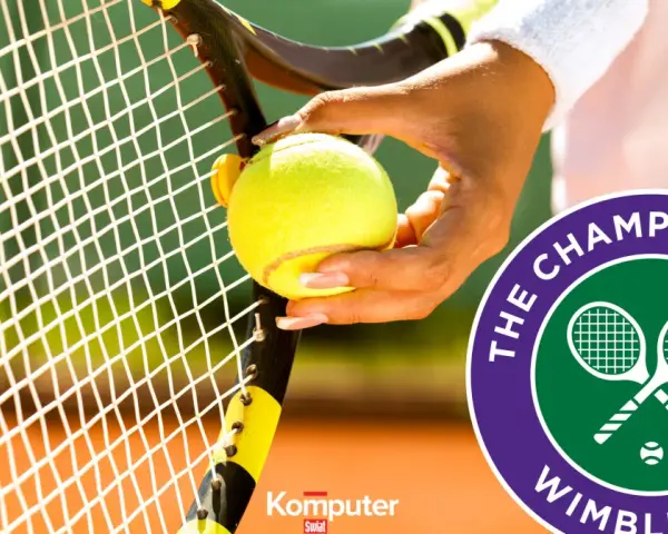 Dłoń trzyma piłkę tenisową przy rakiecie. Logo Wimbledonu sugeruje, gdzie oglądać emocjonujące mecze.