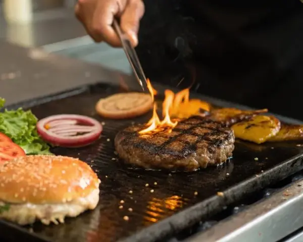 Idealny kotlet na burgera z patelni: sekrety soczystości i smaku