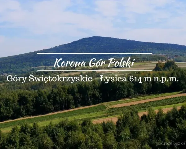 Widok na Góry Świętokrzyskie, Łysicę (614 m n.p.m.) – szczyt Korony Gór Polski. W tle lasy i pola uprawne.
