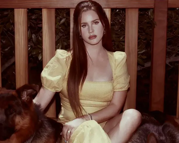 Lana Del Rey w żółtej sukience z psami, czekając na nowy album.