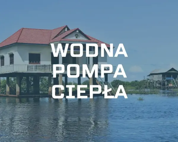 Dom na palach nad wodą, z napisem "WODNA POMPA CIEPŁA".
