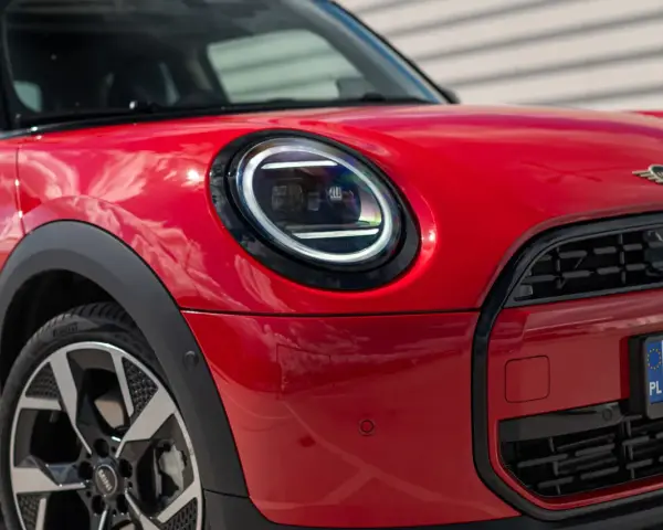 Czerwony Mini Cooper z nowoczesnymi światłami LED. Zastanawiasz się, ile pali ten model?