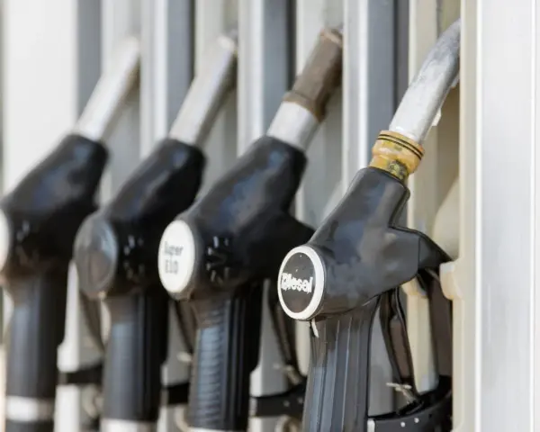 Dysze na stacji paliw. Jedna z nich wyraźnie oznaczona jako "Diesel", wskazująca na rodzaj paliwa.