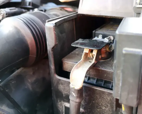 Luźny zacisk akumulatora może być przyczyną problemów z elektryką. Objawy braku masy w samochodzie mogą być różne, od problemów z rozruchem po awarie elektroniki.