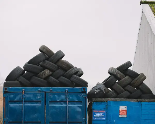 Stosy opon czekają na recykling. Recykling opon opłacalność to klucz do zrównoważonego rozwoju.
