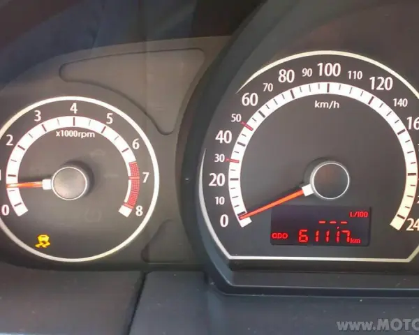 Armaturenbrett mit Tachometer und Drehzahlmesser. Die ESP-Leuchte ist an, was auf eine mögliche Bedeutung für die Fahrstabilität hinweist.
