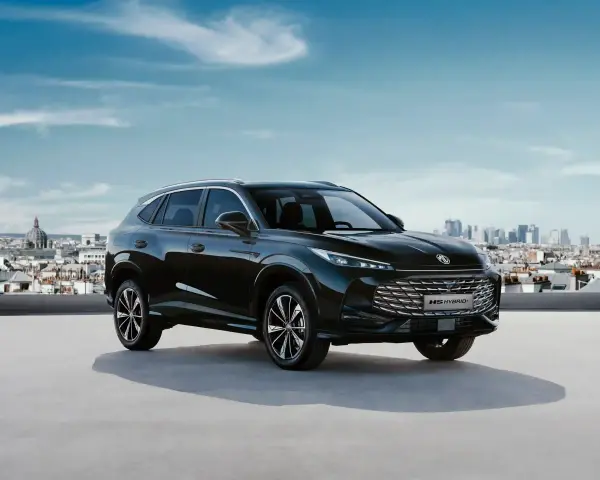 Czarny MG HS Hybrid+ na tle miasta. Nowoczesny SUV z napędem hybrydowym gotowy na miejskie wyzwania.