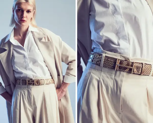 Modello indossa una cintura in pelle di serpente, un accessorio di tendenza che completa un look elegante con pantaloni beige e blazer.