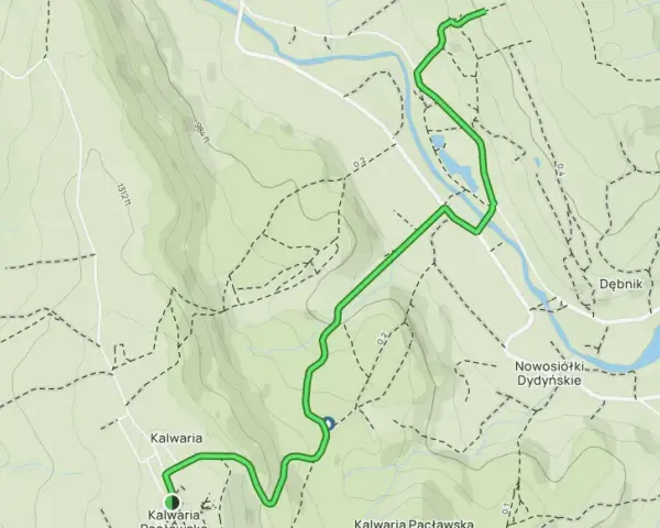 Mapa turystyczna z zaznaczoną trasą w Kalwarii Pacławskiej. Widoczna rzeka, wzgórza i ścieżki.