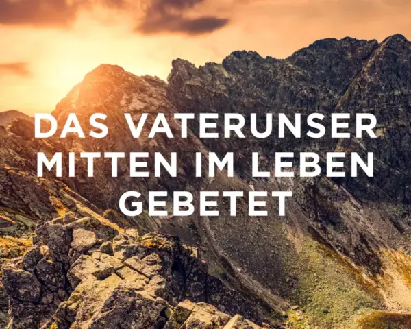 Majestätische Berge im Sonnenuntergang, mit dem Text "Das Vaterunser mitten im Leben gebetet".
