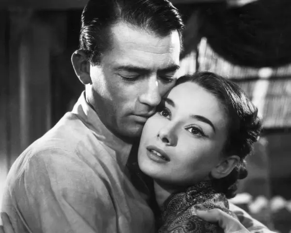 Gregory Peck obejmuje Audrey Hepburn. Ich spojrzenia mówią o miłości, jak Wenus w Lwie, pełnej pasji i odwagi.