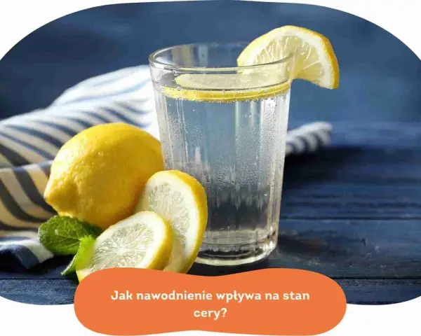 Szklanka orzeźwiającej wody z cytryną i miętą. Picie wody efekty cera - nawodnienie to klucz do zdrowej skóry.
