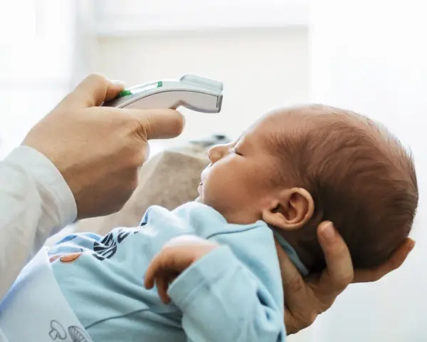 Gorączka u niemowlaka: Domowe sposoby i kiedy pilnie do lekarza?
