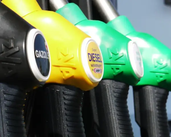 Pompe di benzina: nero per gasolio, giallo per Super Diesel, verdi per benzina. Un'immagine che mostra il passaggio da metano a benzina, con diverse opzioni di carburante.