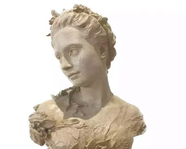 Buste en terre cuite d'une jeune femme couronnée de fleurs, œuvre d'un sculpteur français.