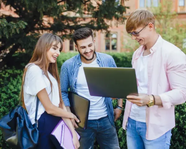 Co po studiach magisterskich? Sprawdź najlepsze ścieżki kariery