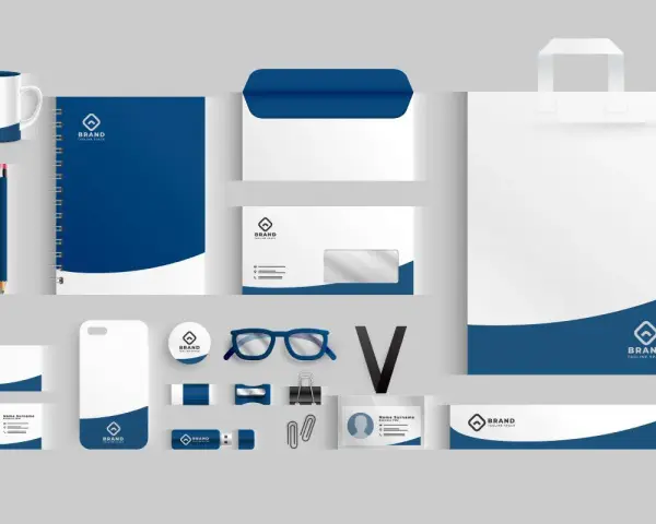 Zestaw materiałów biurowych: kubek, notes, koperty, torba, wizytówki, etui na telefon, identyfikator, pendrive. To jest mockup co to jest.