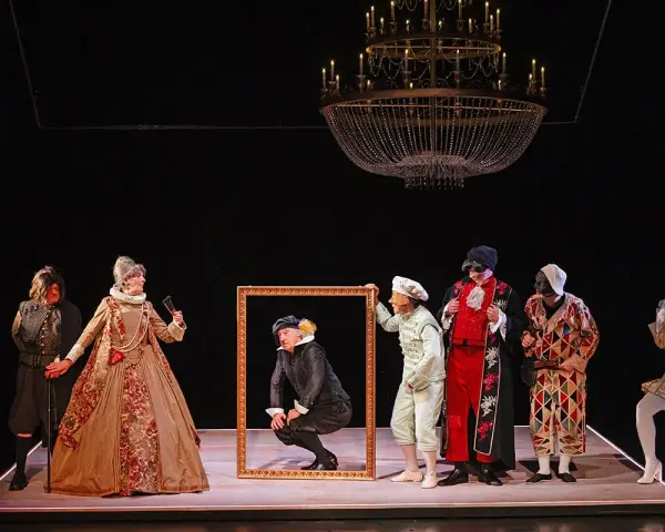 Actores en escena, uno dentro de un marco dorado, como en el retablo de las maravillas resumen.
