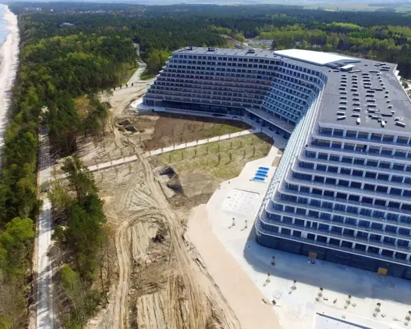Nowy hotel Gołębiewski w Mielnie, tuż przy morzu, z widokiem na plażę i las.