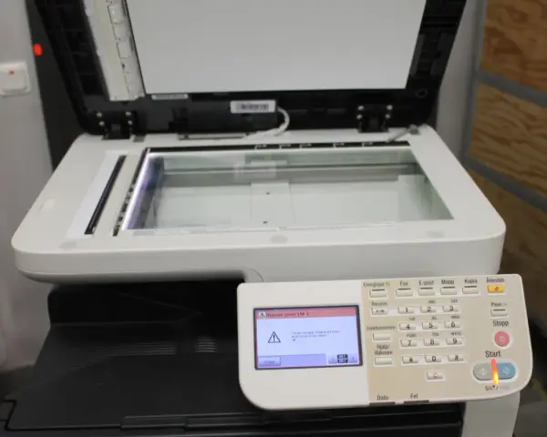 Drukarka Konica Minolta C35 wyświetla komunikat "Replace toner (M)".