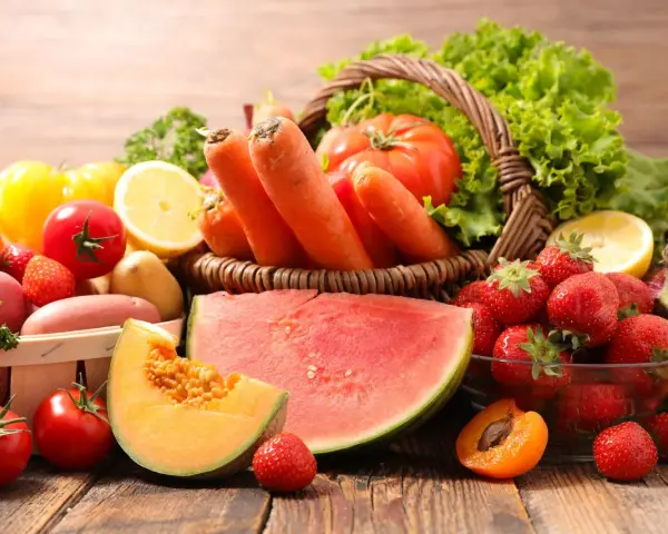 Frutas y verduras frescas, como tomates, fresas y zanahorias, ricas en licopeno que es un antioxidante.