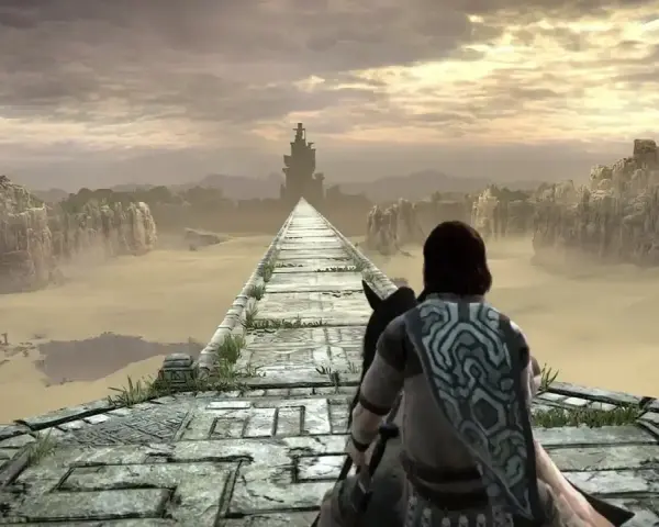Un guerrero a caballo avanza por un puente antiguo hacia una torre lejana. Una escena épica de Shadow of the Colossus, guía para la aventura.