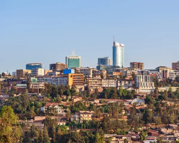 Widok na Kigali, Rwanda. Miasto rozwija się, a nowoczesne budynki górują nad zielonymi wzgórzami. Czy Rwanda jest bezpieczna? Obraz sugeruje spokój i postęp.