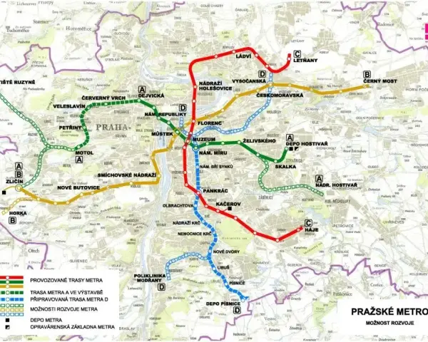 Mapa pražského metra, ukazující trasy A, B, C a D, včetně budovaných a plánovaných úseků.