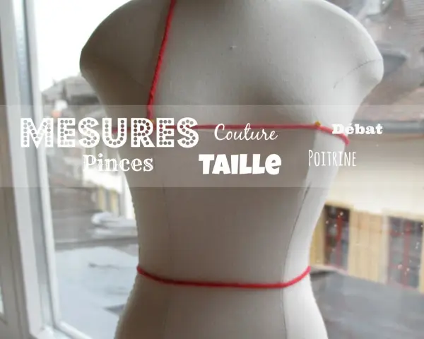 Buste de couture avec fil rouge pour le buste mesure. Le fil indique la taille et le tour de poitrine.
