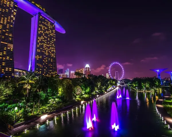 Nocny Singapur z Marina Bay Sands, diabelskim młynem i świetlistymi drzewami. Marzenie o wizie do Singapuru staje się rzeczywistością.